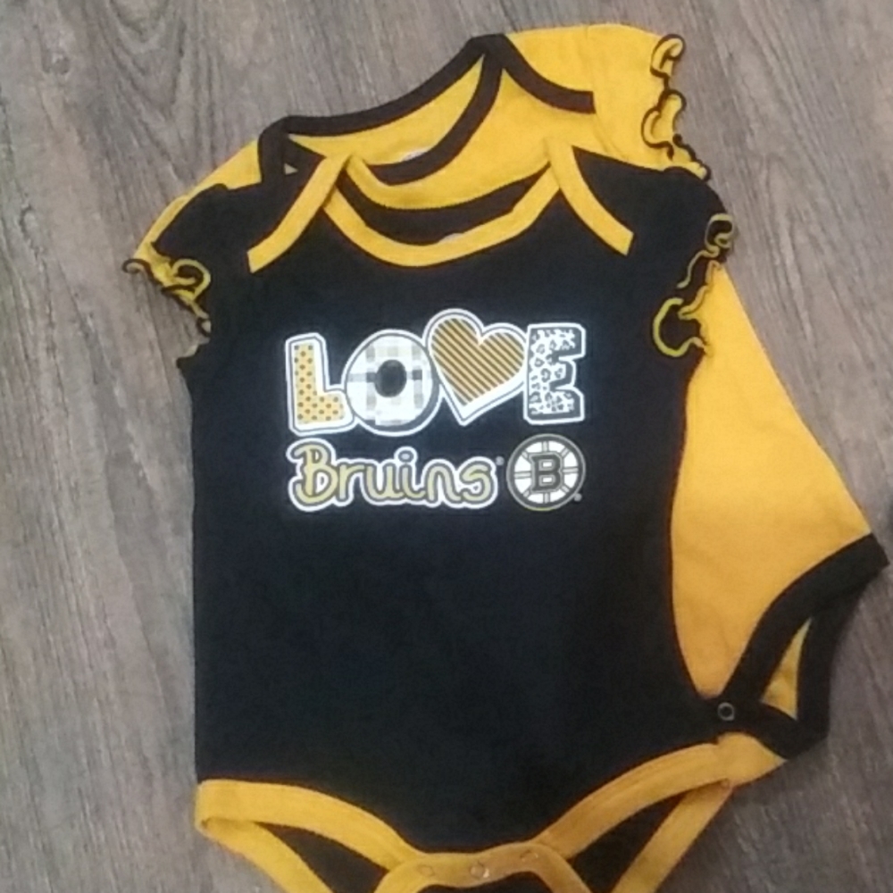 Bruins short sleeved onesie set of TWO